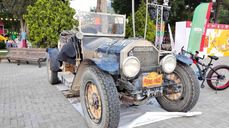 Pekindən gələn 110 illik avtomobil Bakıda yanıb