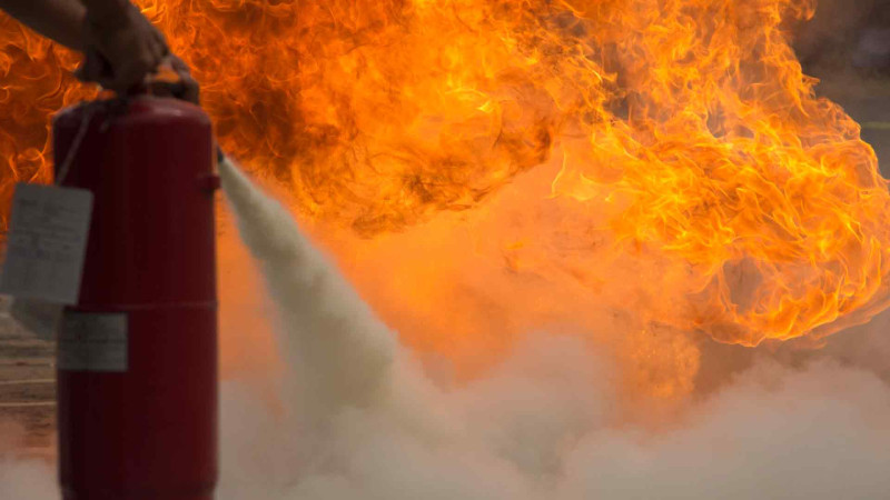 Binəqədidə köməkçi tikililər yanıb