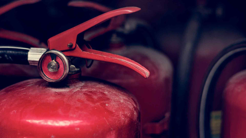 Səbaildə mağazada olan skuter yanıb