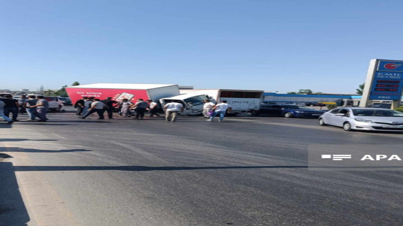 Binəqədidə 2 yük və 1 minik maşını toqquşub