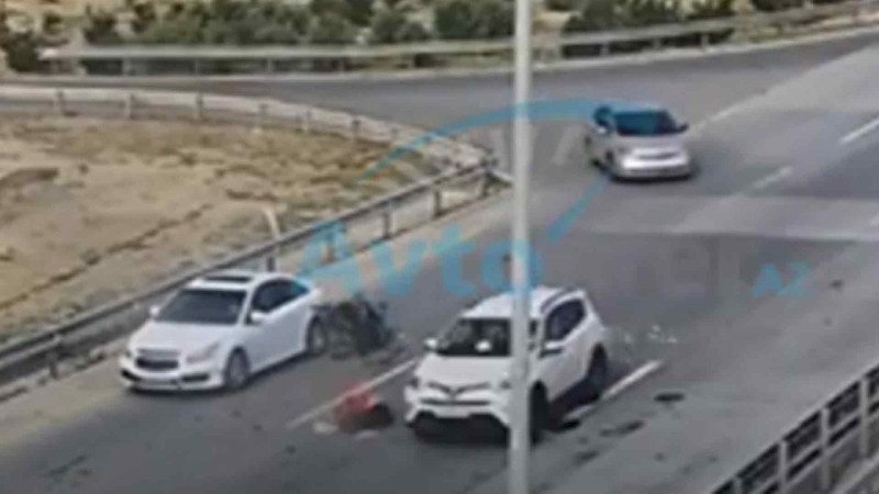 Zığ şosesində motosikletçi qəfildən yolun kənarında dayanan maşına çarpılıb – VİDEO