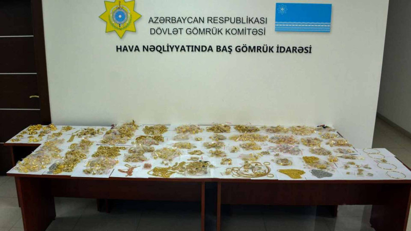 Hava Limanında bir ailə ölkəyə qanunsuz qızıl salmaq istəyib