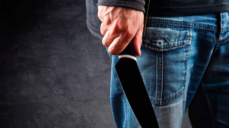 Pirallahıda 25 yaşlı gənc atasını bıçaqlayıb