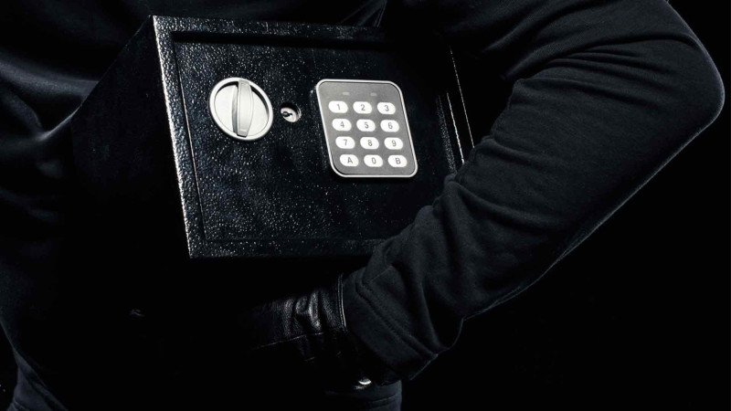 Lökbatanda mağazada seyfdən oğurluq edilib