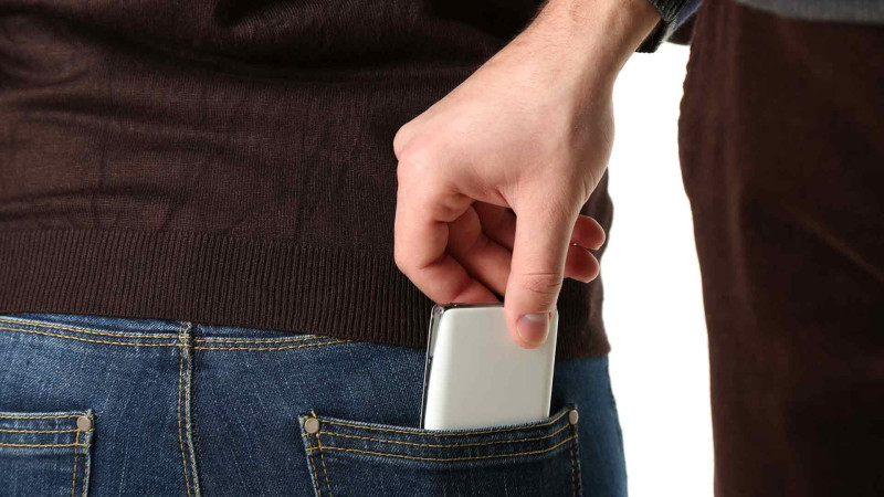 Yasamalda dələduzluq yolu ilə telefon oğurlanıb