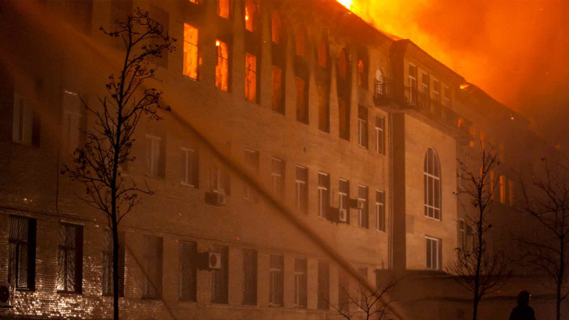 Binəqədidə beşmərtəbəli yaşayış binasının zirzəmisi yanıb