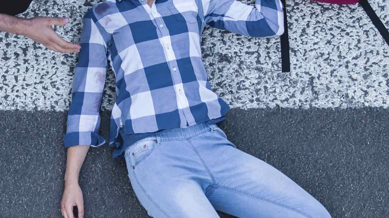 Nəsimidə yola çıxan qadını maşın vurub