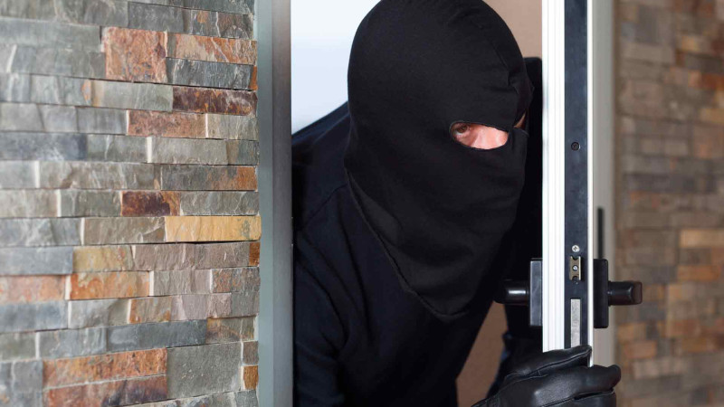 Nizamidə mağazadan alkoqollu içkilər və kosmetik vasitələr oğurlanıb