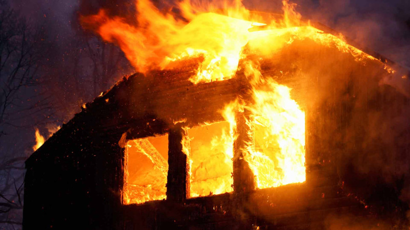 Nərimanovda yerləşən ikimərtəbəli yaşayış evi yanıb