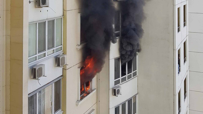 Nəsimidə yaşayış binası yanıb