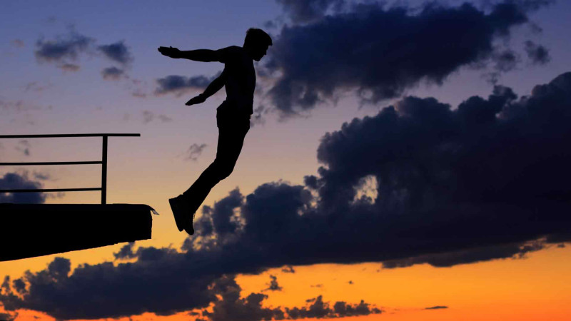 Nizamidə gənc oğlan özünü binadan atıb və başqa adamın üzərinə düşüb