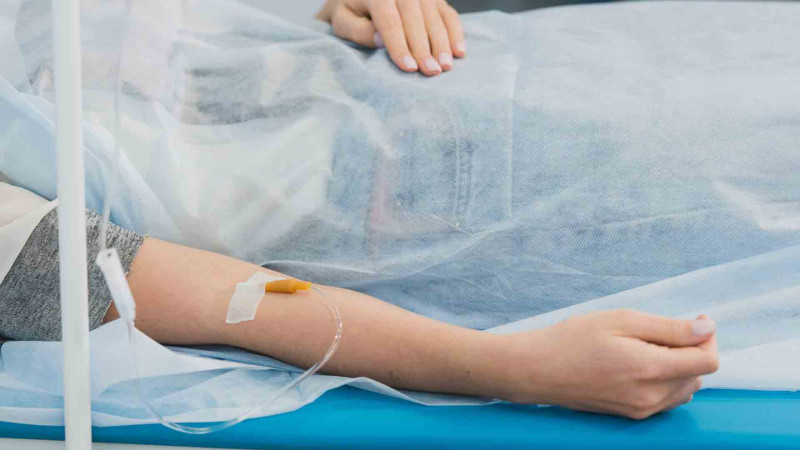 Lökbatanda piyada vurulub: qadının burnu sınıb