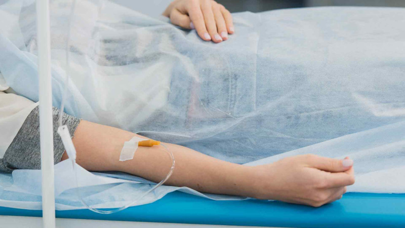 Nizamidə yeniyetmə qızı maşın vurub