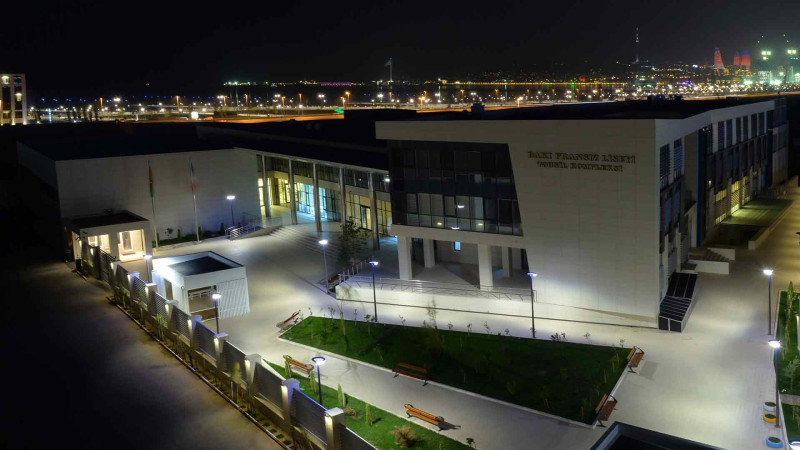 Bakının tanınmış lisey bağlanıb
