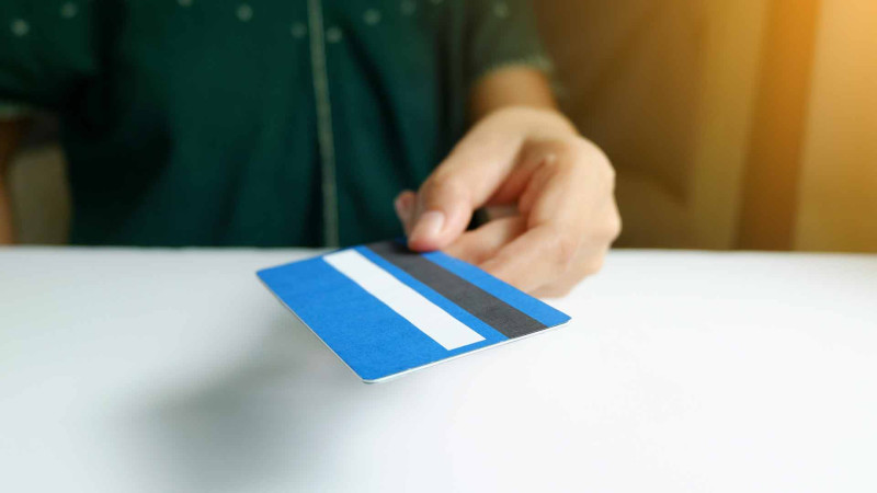 Nizamidə qadın zəng etmək adı ilə götürdüyü telefonla öz bank hesabına pul köçürüb