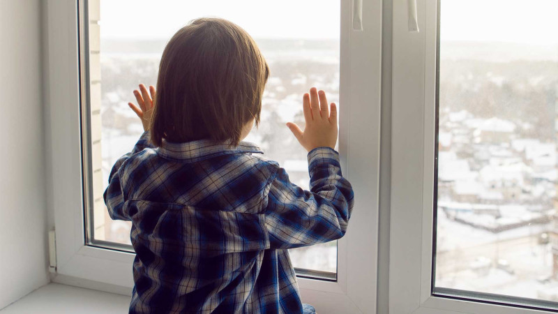 Səbaildə balaca uşaq eyvandan yıxılıb