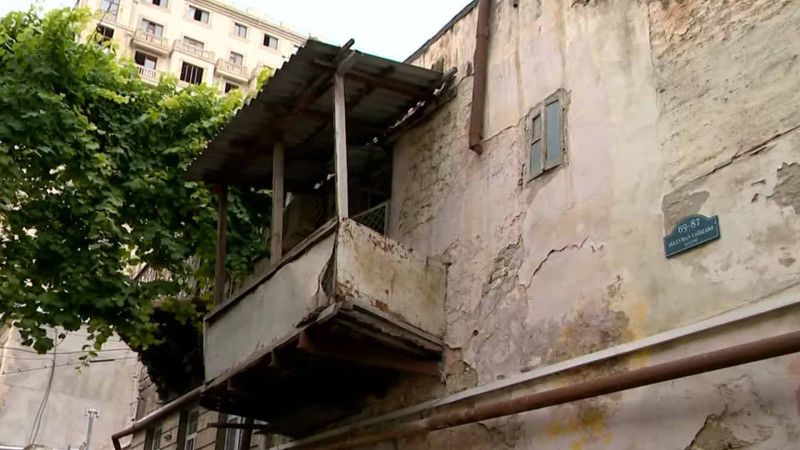 Yasamalda binanın eyvanı hər an uça bilər – VİDEO