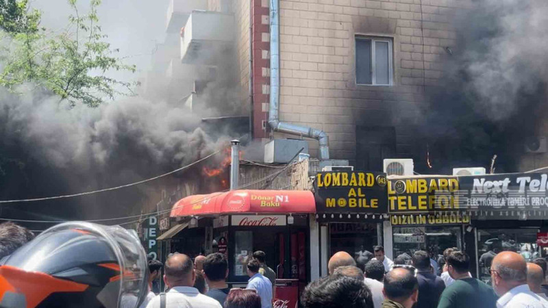 Metronun “Neftçilər” stansiyası yaxınlığında dönərxana yanıb – VİDEO