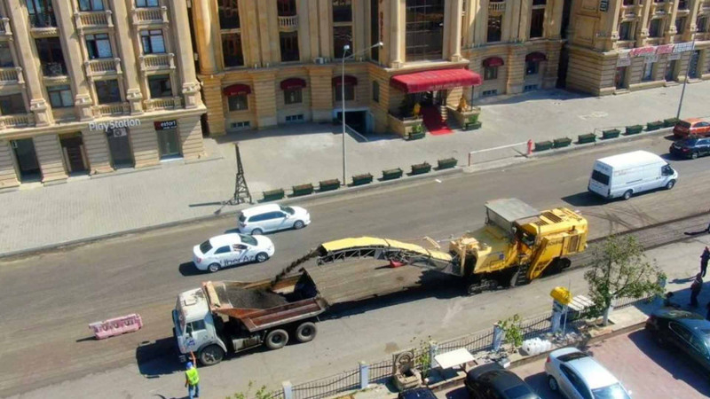 Salyan şosesində yollar təmir olunur