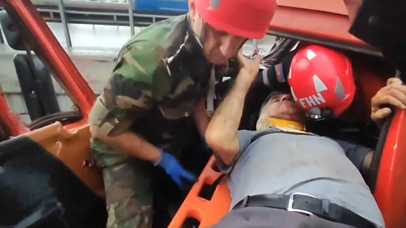 Binəqədidə “KamAZ” maneəyə çarpılıb: sürücü sıxılmış vəziyyətdə qalıb – VİDEO