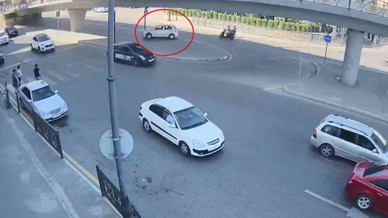 3-cü mikrorayon dairəsində maşın işıqfora çarpılıb