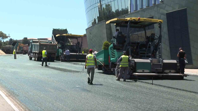 Bayram günlərində şəhərin mərkəzində yollar təmir olunur – VİDEO