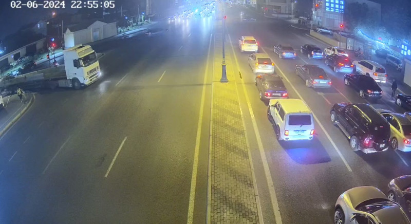 Xətaidə yük maşını işıqforu aşırıb – VİDEO