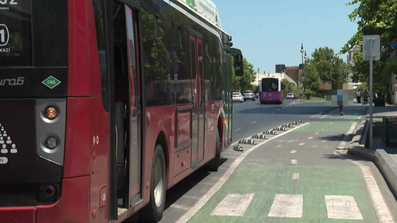 Yasamalda velosiped zolağı avtobus dayanacağının qarşısında çəkilib – VİDEO