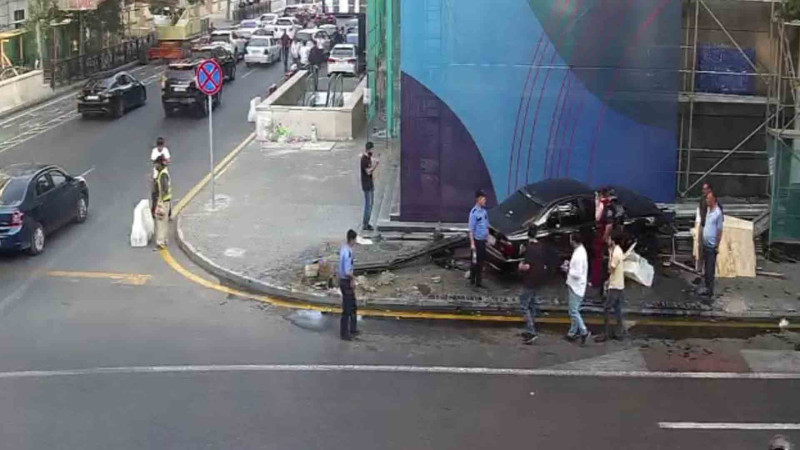 Bülbül prospektində avtomobil işıqfora çarpılıb