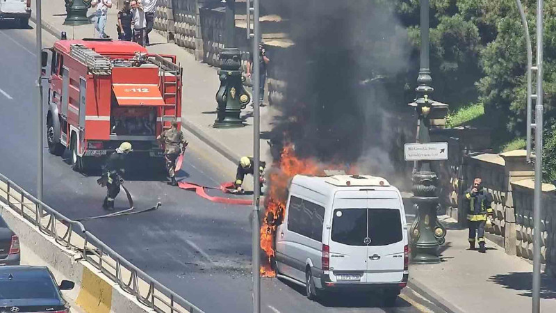 Heydər Əliyev prospektində mikroavtobus yanıb – YENİLƏNİB