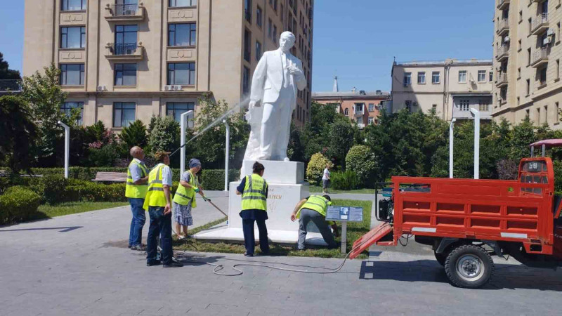 Bakıda heykəllər və onların ətrafı abadlaşdırılıb