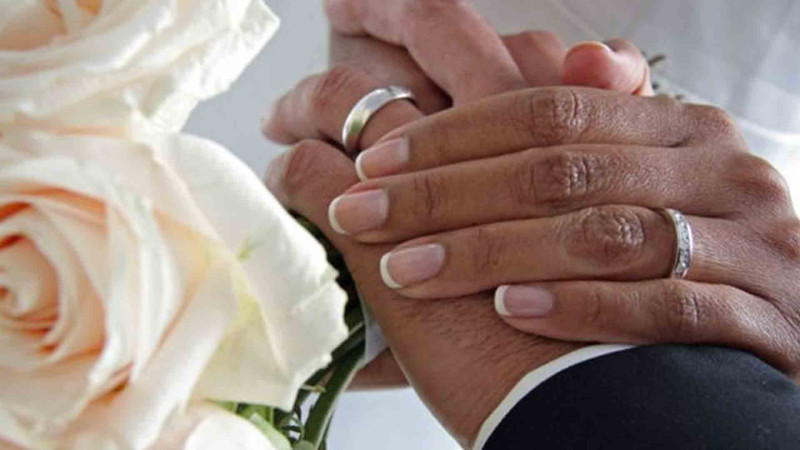 Bakıda kişi iki dəfə nişanlanmasına mane olan qadını döyüb