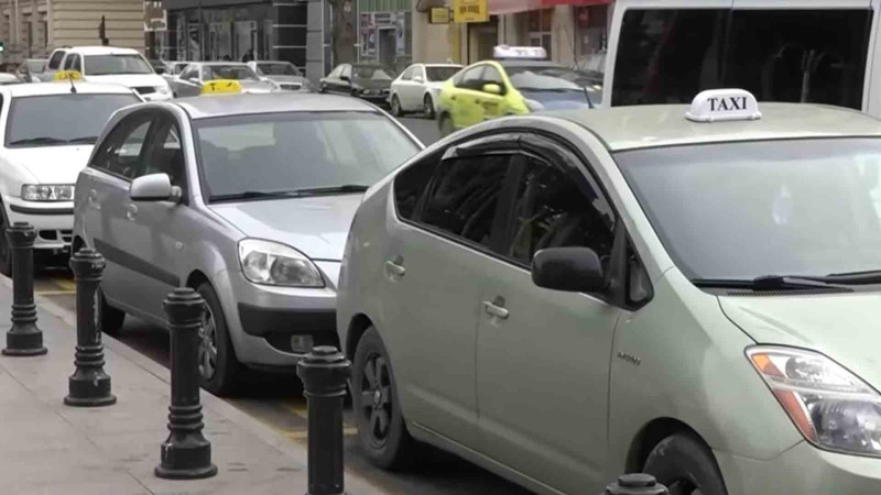 “Tətbiqdə “BMW” qeyd olunub, onun yerinə “Prius” gəlir” - taksi sürücüləri yeni qaydalara əməl edirlər? – VİDEO