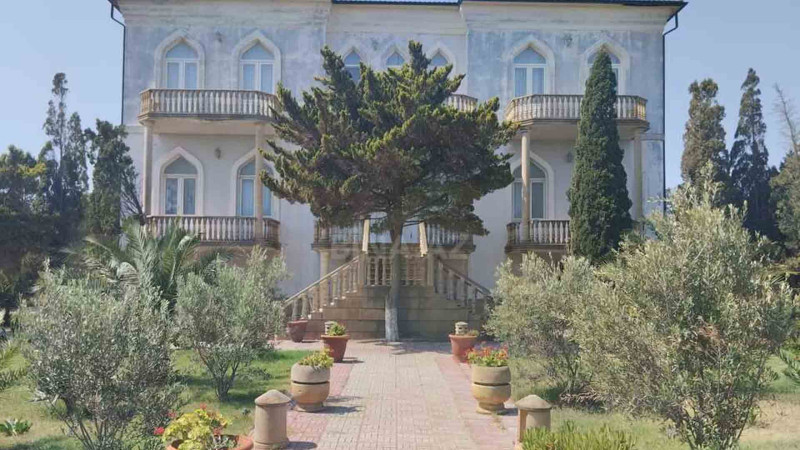 Şüvəlanda yerləşən villa 17 milyona satışa çıxarılıb