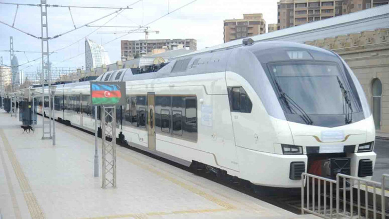 İsveçrədən Bakıya elektrik qatarı gətirilib