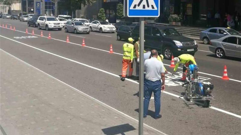 “Nizami” metrosunun qarşısında avtobus zolağı yaradılıb
