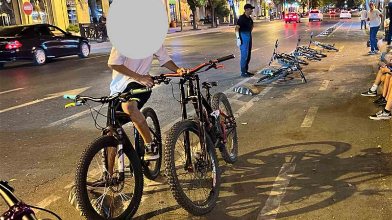 İnsanlar velosiped zolağını qorumağa çalışıblar