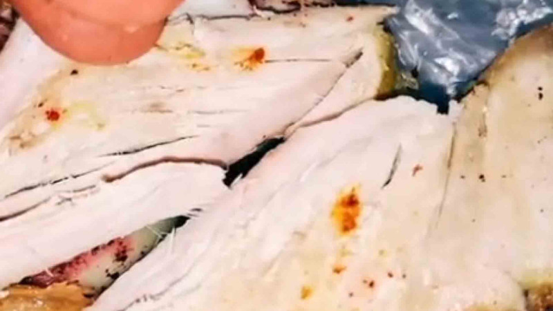 Bakıda toyuq qrilinin içindən qurd çıxıb: AQTA məsələni araşdırır – VİDEO