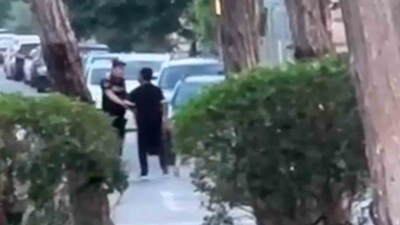 Bulvarda kişi qadını döyüb