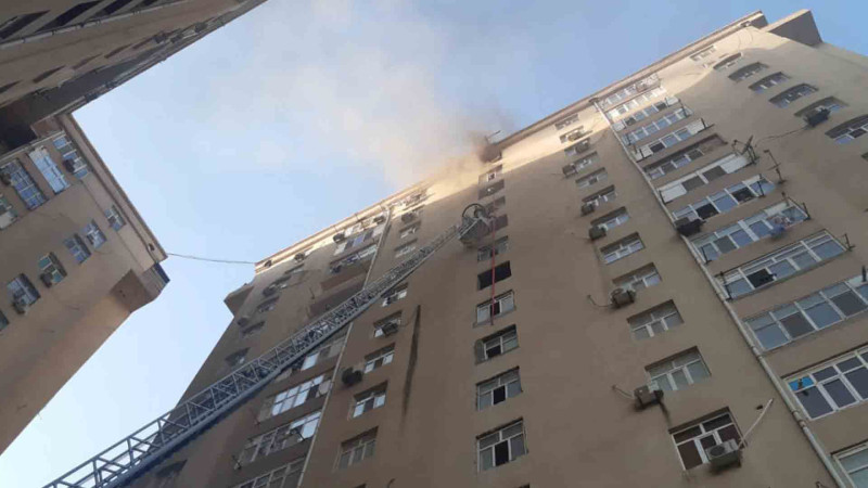 Nərimanovda hündürmərtəbəli binada yanğın olub – VİDEO