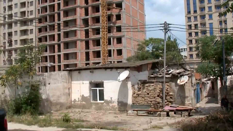 Şirkətlə sakinlər arasında kompensasiya davası: öz haqlarını tələb edən insanlar mənzilləri tərk etmirlər – VİDEO