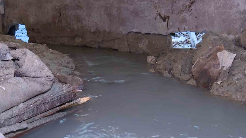 Xətai rayonunda neft qoxulu su evin içərisindən axır – VİDEO