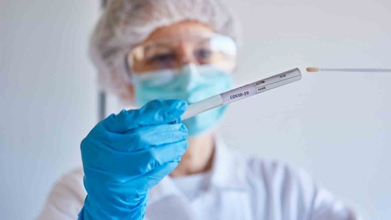 COVİD-19 xəstələri ilə çalışan tibb işçiləri artırılmış maaşları almağa davam edəcəklər