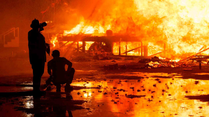 Bakıda ticarət mərkəzi yanıb