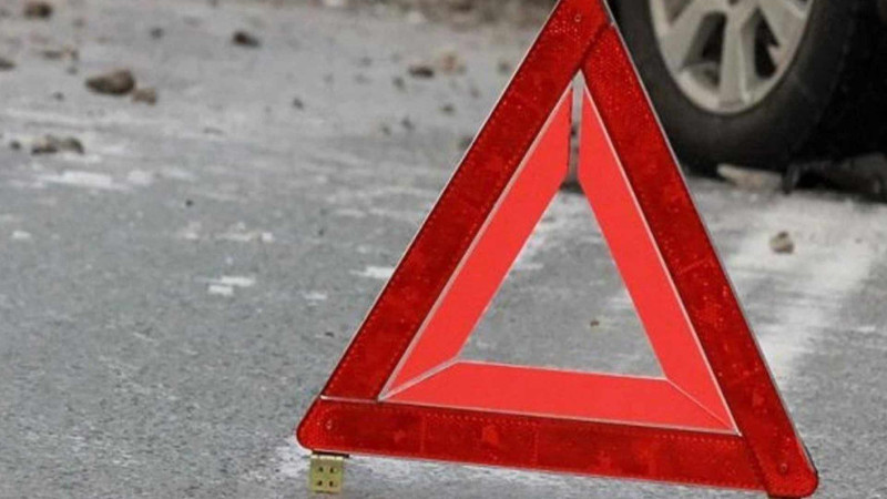 Xətaidə iki yaşlı övladı ilə yolu keçən kişini avtomobil vurub