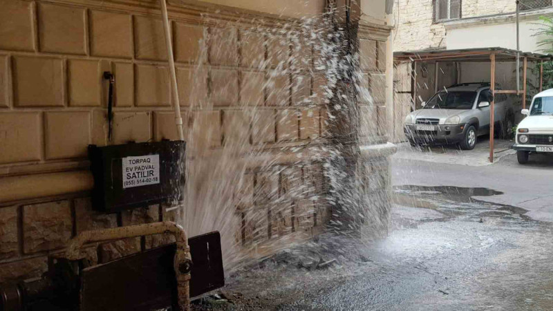 Puşkin küçəsini su basıb: su xəttində qəza