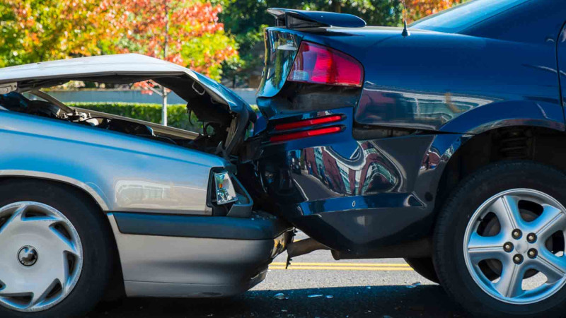 Ələtdə ağır avtoqəza: Avtomobil 2 hissəyə bölünüb - VİDEO