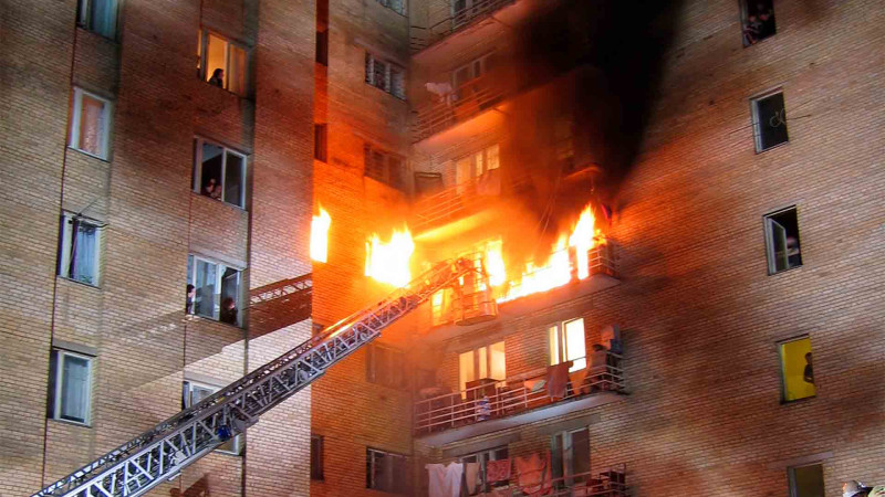 Nərimanovda hündürmərtəbəli binada yanğın olub – VİDEO