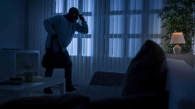 Lökbatan qəsəbəsində evdən pul oğurlanıb