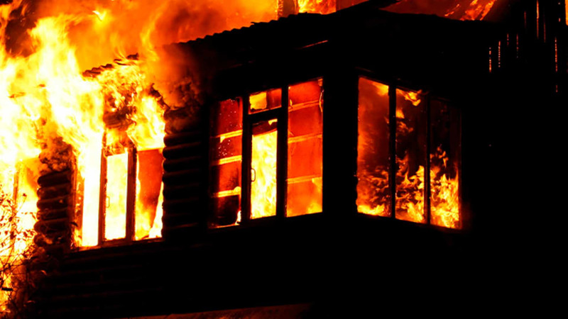 Binəqədi rayonunda ev yanıb